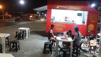 Veja imagens do interior do Central Lanches