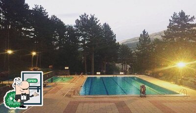 Découvrez la zone extérieure de Restaurant Parc de la Piscine Barcelonnette Sangri"llades