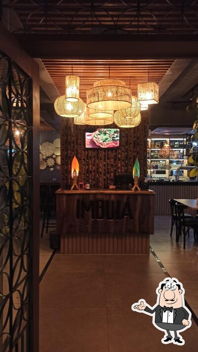 Sente em uma das mesas no BAR IMBUIÁ - Raizes do Brasil