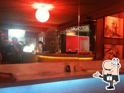 Veja imagens do interior do Yoake TMK Sushi Bar