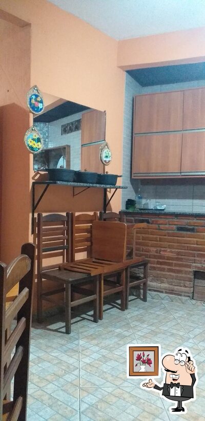 Sente em uma das mesas no Casa dos Pastéis