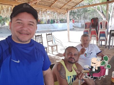 Sente em uma das mesas no Bar e restaurante Stress Zero