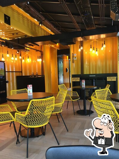 Sente em uma das mesas no Jerônimo drive thru