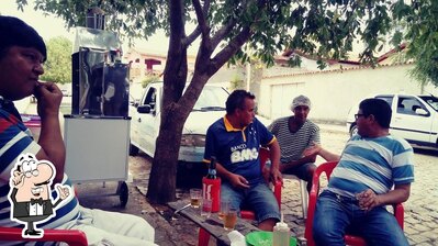 Sente em uma das mesas no Bar do Getulio