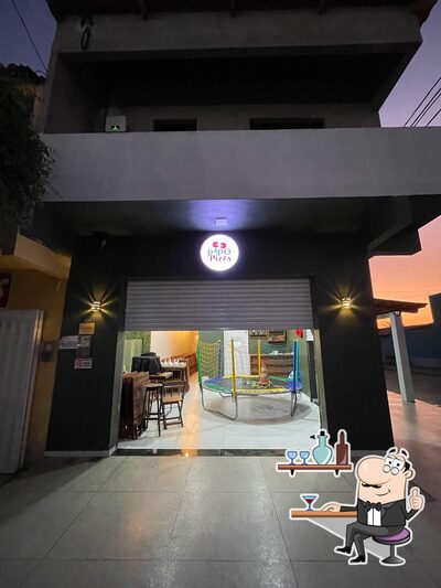 Sente em uma das mesas no Papo Pizza