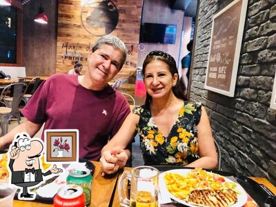 Sente em uma das mesas no Pizza Prime