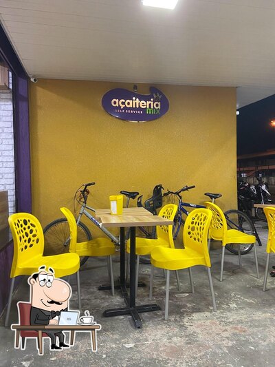 Sente em uma das mesas no Açaiteria Mix e Café Loja Matriz