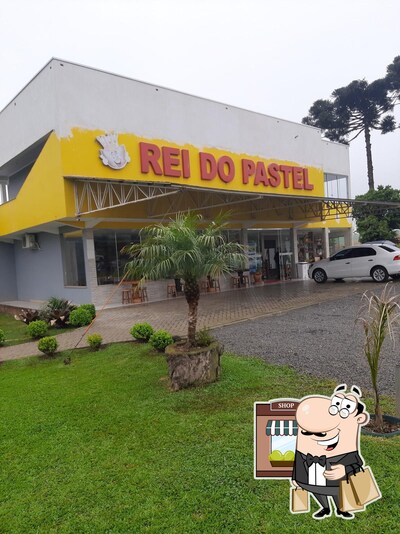 Você pode espairecer no na área externa do Rei do Pastel