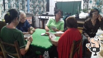 Sente em uma das mesas no Doces e Salgados Bia