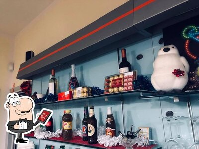 Puoi goderti l'aria fresca da seduto all'esterno di Bar "Il Caffè"
