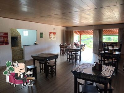 Sente em uma das mesas no Bar e Restaurante da Joelma