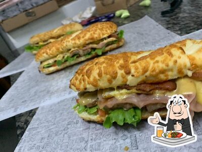 Platos en Raro's Burgers