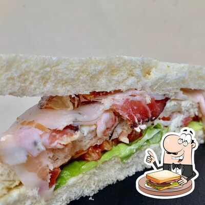 Prova a prendere uno dei panini disponibili al pub & bar Caffè Milano Riccione