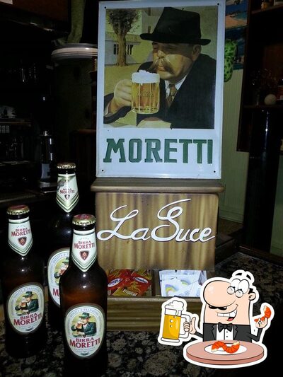 Puoi ordinare un rinfrescante bicchiere di birra chiara o scura
