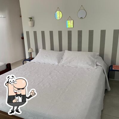 Sente em uma das mesas no Bistrô e Pousada Casa das Flores