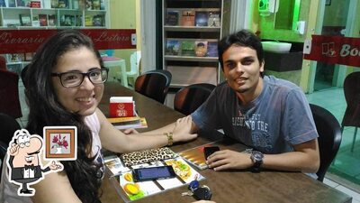Sente em uma das mesas no Bookafé