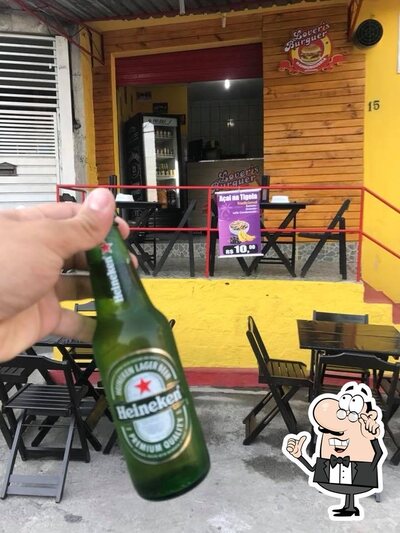 Sente em uma das mesas no Lovers Burguer Embu das Artes SP