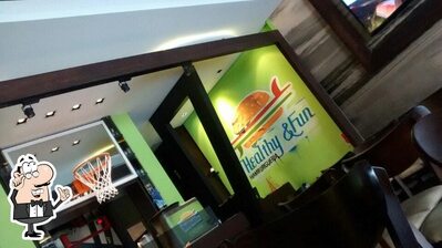 Sente em uma das mesas no Healthy & Fun Hamburgueria