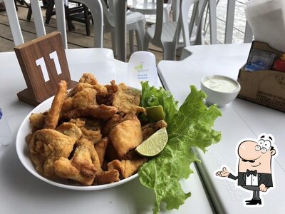 Sente em uma das mesas no Restaurante e Pesqueiro Tulha Preta