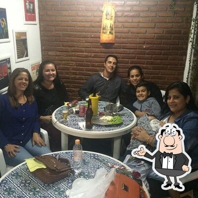 Sente em uma das mesas no Restaurante Santa Gula