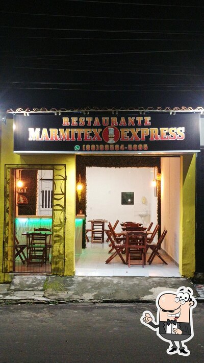 Sente em uma das mesas no MARMITEX EXPRESS