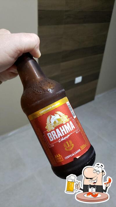 Desfute um copo de cerveja leve ou escura