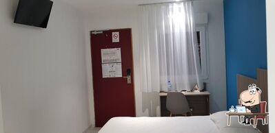 Installez-vous à l'une des tables de Brit Hotel Confort Manosque Cadarache