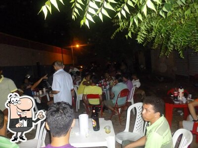 Sente em uma das mesas no Buga’s bar & restaurante