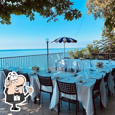 Gli interni di Sorrentino Tenda Rossa Trattoria Di Mare