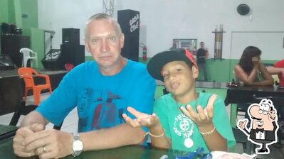 Sente em uma das mesas no Gaba Club