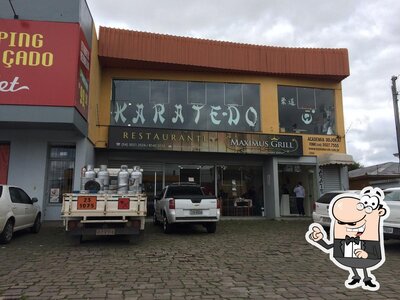 Você pode espairecer no na área externa do Maximus Grill