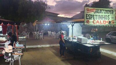 Sente em uma das mesas no Hamburgueria do DaLua