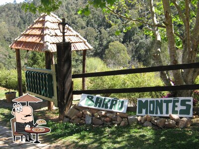 Você pode espairecer no na área externa do Pousada e Restaurante Montês