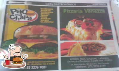 Delicie-se com um hambúrguer no Pizzaria Veneza