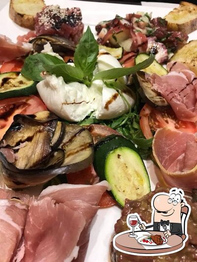 Pasti a base di carne vengono serviti alla pizzeria Barca