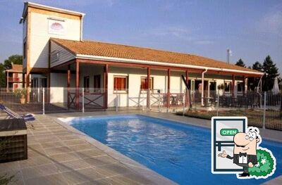 L'extérieur est une importante caractéristique de Brit Hotel Confort Manosque Cadarache