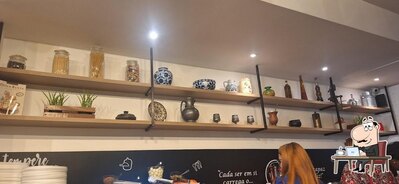 Sente em uma das mesas no Dom Bar e Restaurante