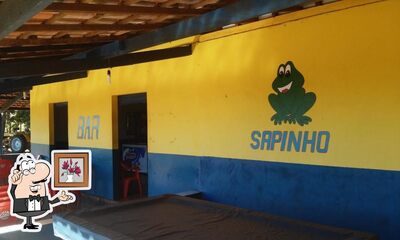 Sente em uma das mesas no Bar do Sapinho