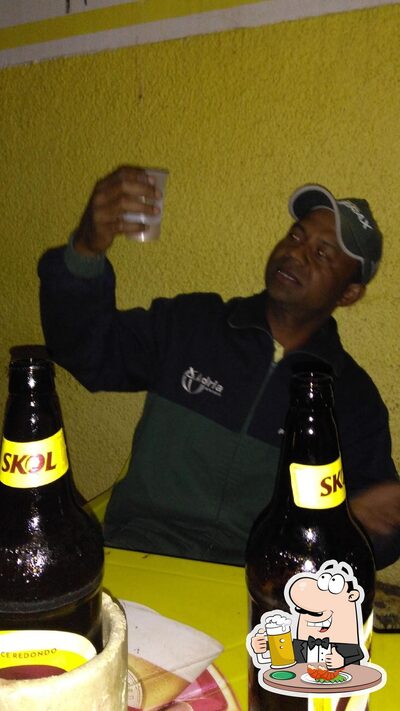 Desfute um copo de cerveja leve ou escura