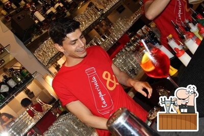Sorseggia un buon cocktail preparato dal barista