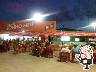 Sente em uma das mesas no quiosque Sonho meu