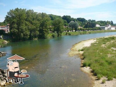 Jetez un coup d’œil à quoi ressemble La Vuelta - Pizzeria de Pérouges Pérouges à l'extérieur