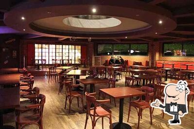 Dai un'occhiata agli interni di Crazy Bull Café