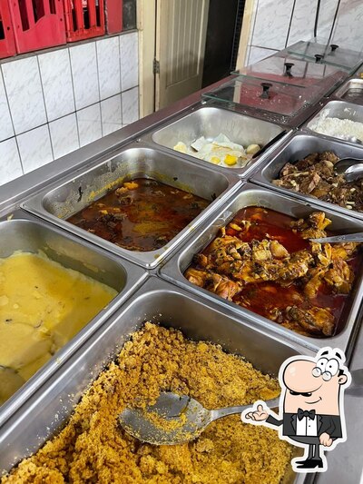 Sente em uma das mesas no Lanchonete e restaurante PARADA TIMBUÍ