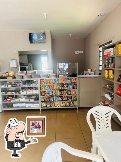 O interior do Empório & Café