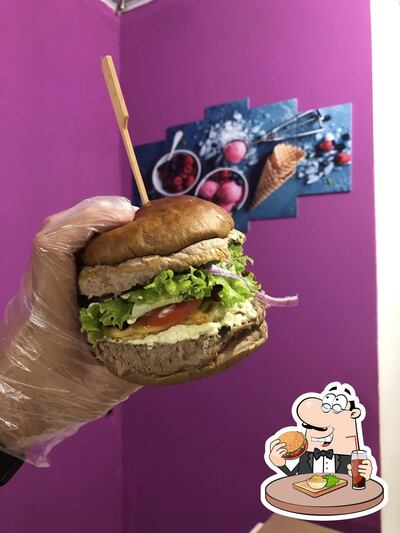 Deguste um dos hambúrgueres disponíveis no Point do sorvete e açaí