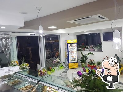 Dai un'occhiata agli interni di Bar Del Lauro