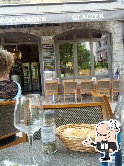 Installez-vous à l'une des tables de Le Rocambole