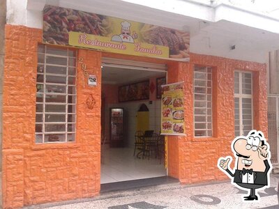 Sente em uma das mesas no Restaurante Família Rio Claro SP