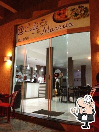 Sente em uma das mesas no Arroba Café